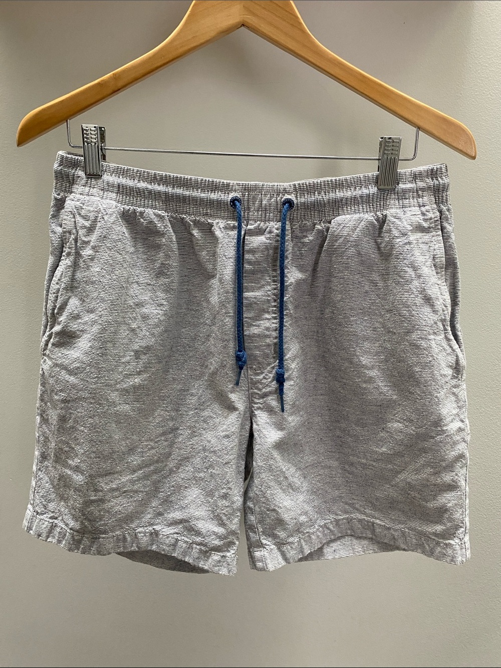 Light Gray Casual Drawstring Shorts with Blue Cord
